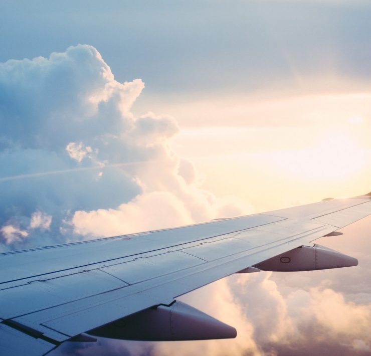 the wing of an airplane flying in the sky