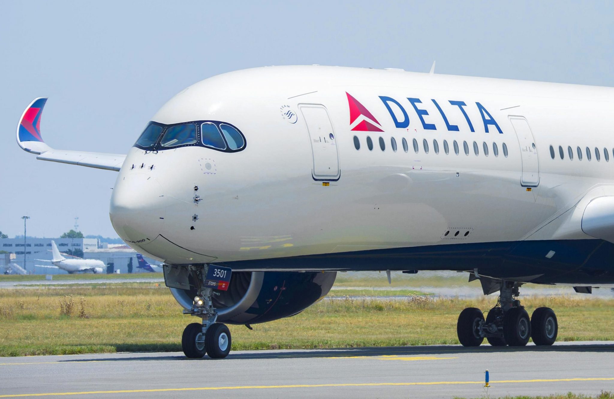 Nearly 2 000 Delta Pilots Have Chosen To Retire Early As Talks Continue 