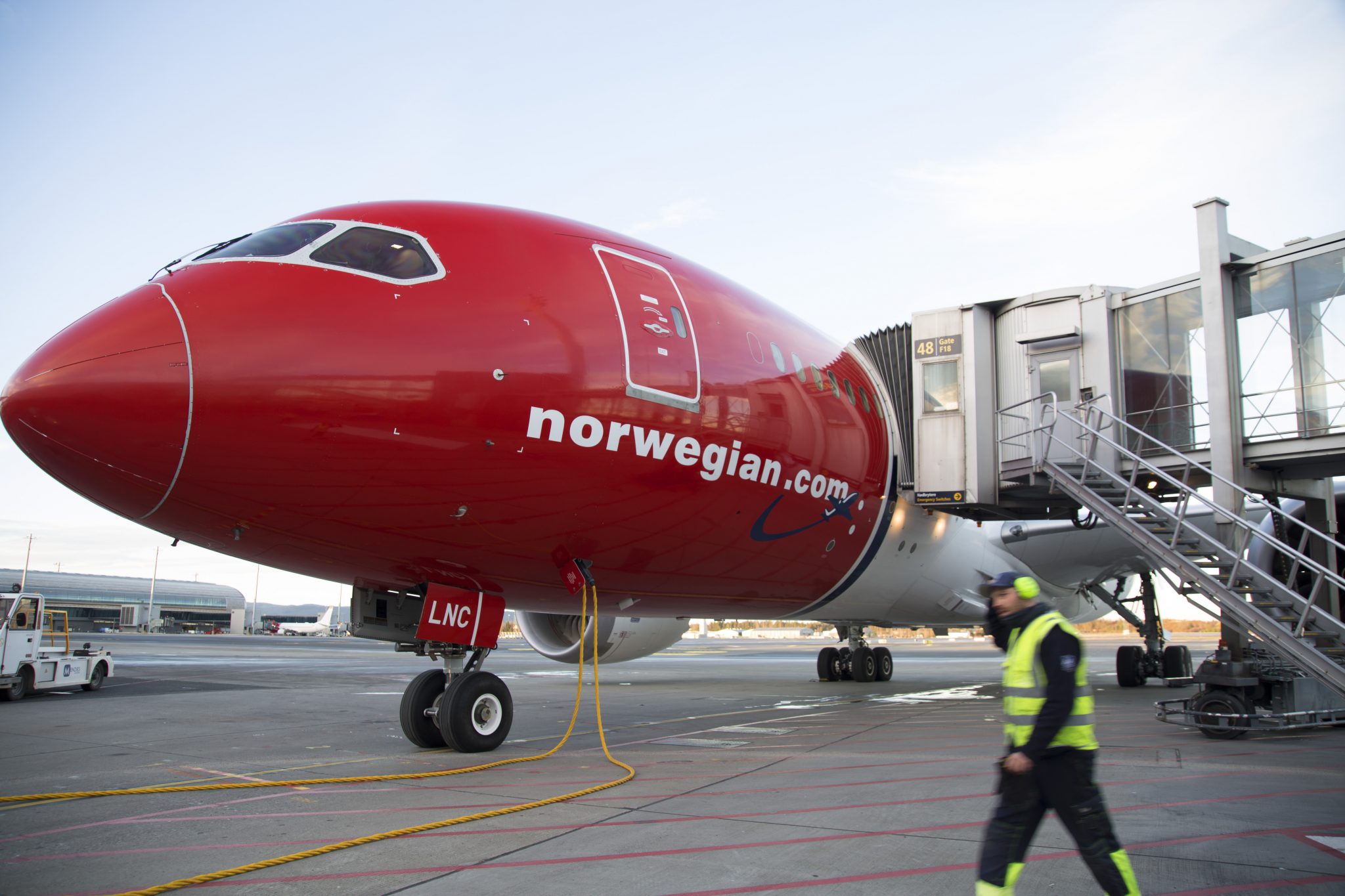 Engine Of Norwegian 787 Fails Shortly After Takeoff: Spews Parts Onto ...