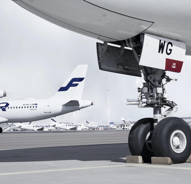 a plane landing gear on a runway