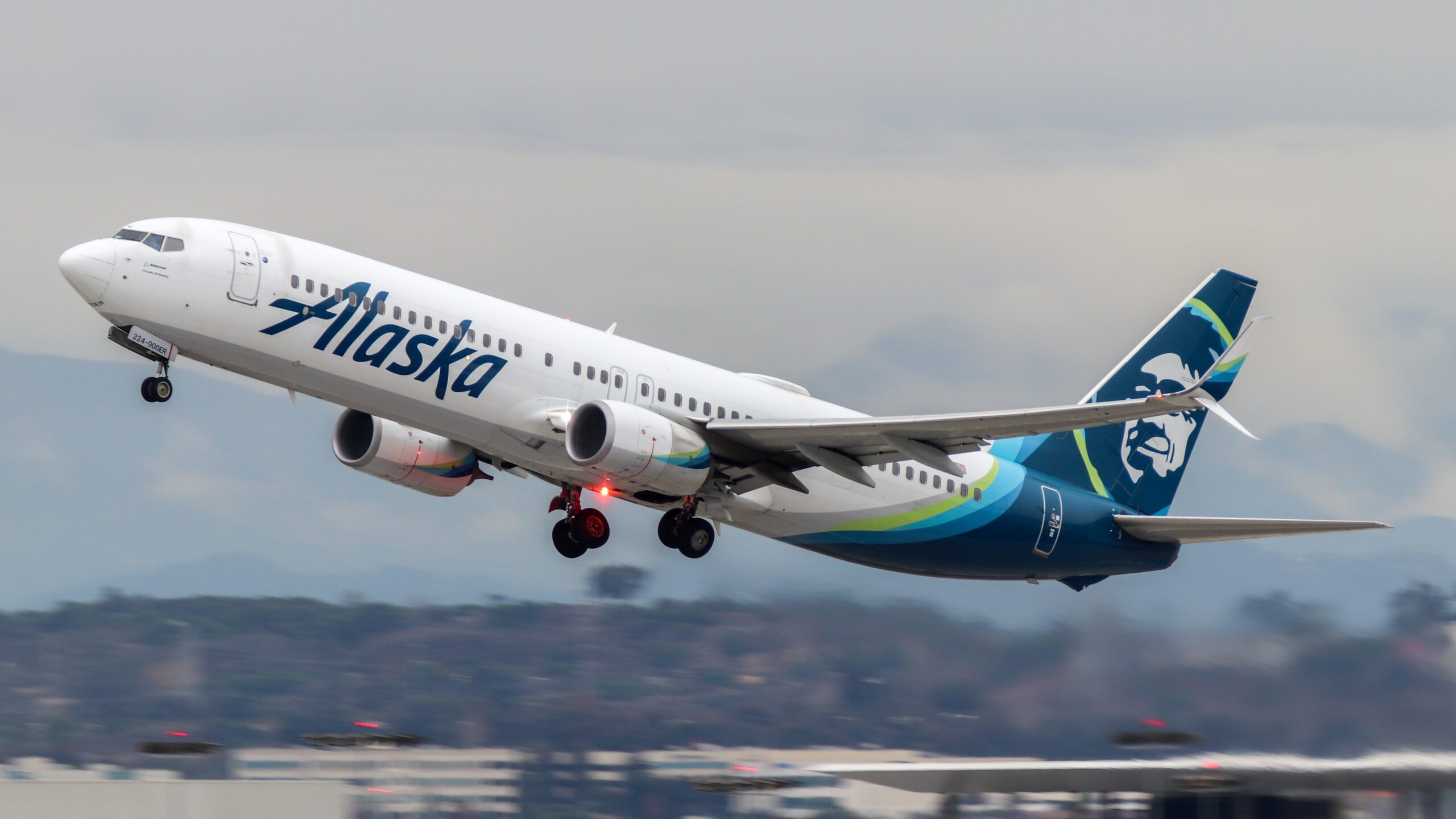 Авиакомпания сша 5 букв. Американские авиалинии. 737 9 United. Боинг с7. Alaska Airlines.