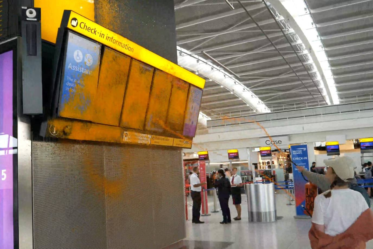 a sign in a airport